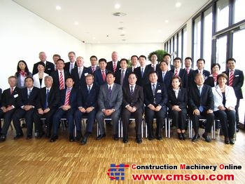 Mr. Wu Hongbo and other guests taking pictures after the ceremony