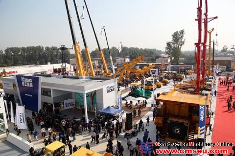 Hordes of visitors at exhibiting area of XCMG