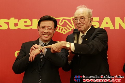 Mr. Liang Wengen and Mr.Schlecht exchanged their watches